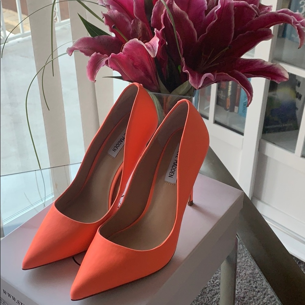 Steve Madden Daisy Point Toe Pumps
